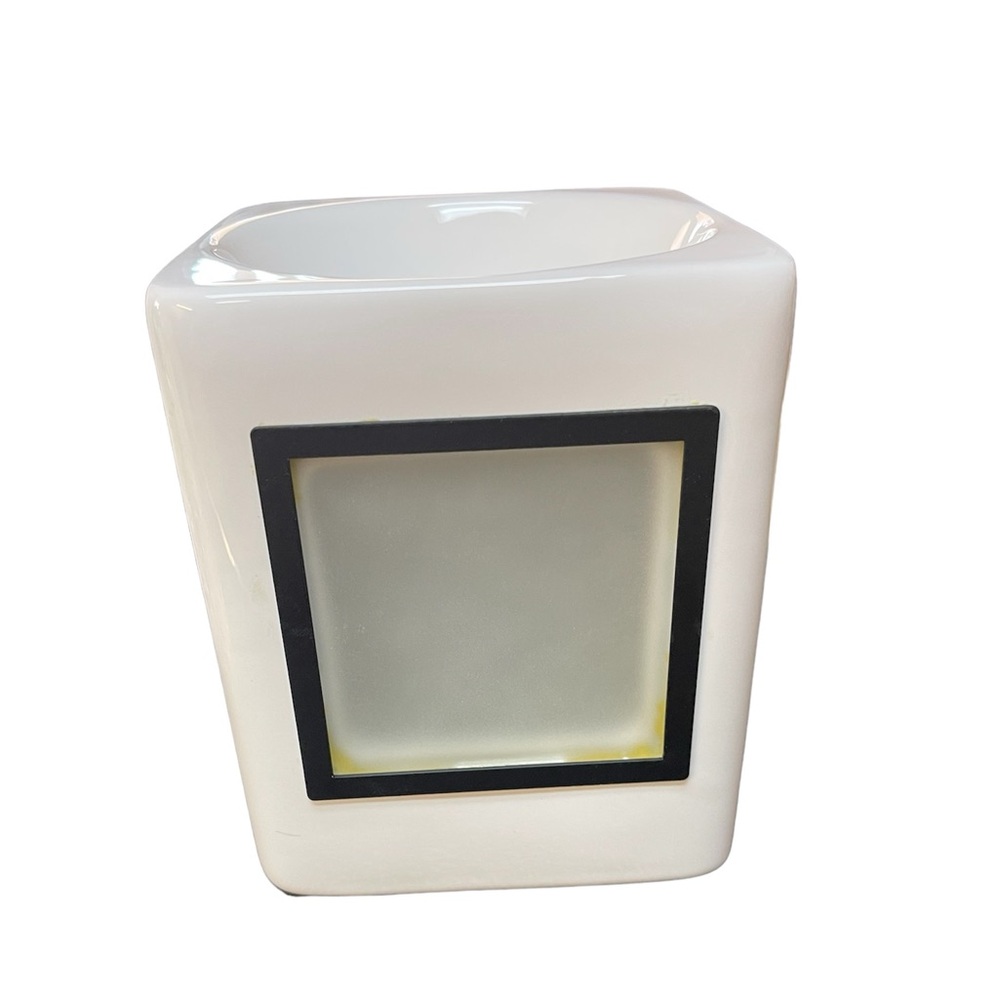 Brand new sleek white Scentsy warmer